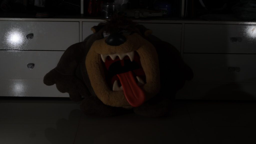 Para iluminar com detalhe o objeto falta os ajustes de um dos flashes