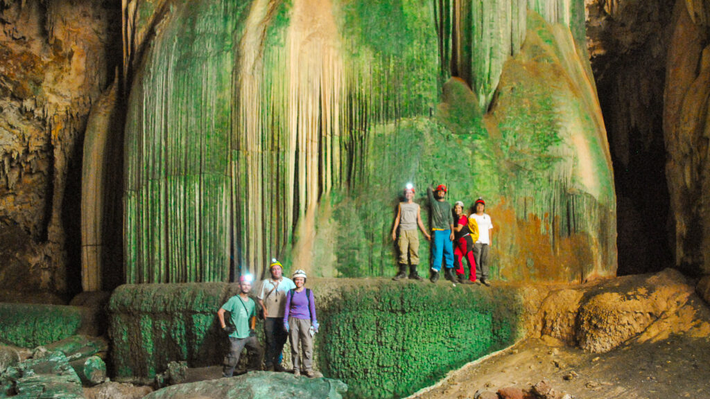 A fotografia foi capturada com uma exposição breve e um temporizador. A cena retrata uma das cavernas de Paracatu, especificamente um salão perto da entrada onde a luz natural penetra.