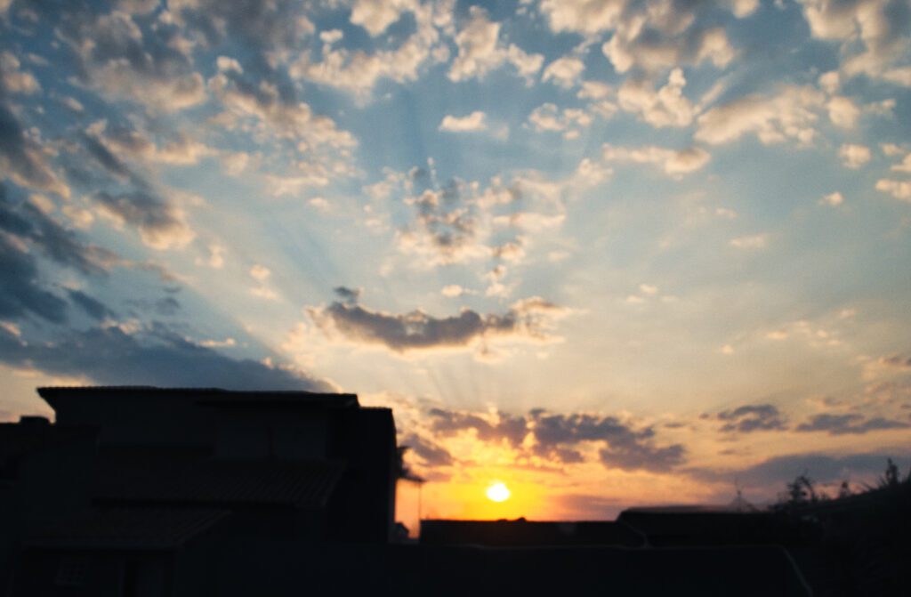 Com o nascer do sol, o céu se ilumina com os primeiros raios de luz anunciando um novo dia e sua beleza.