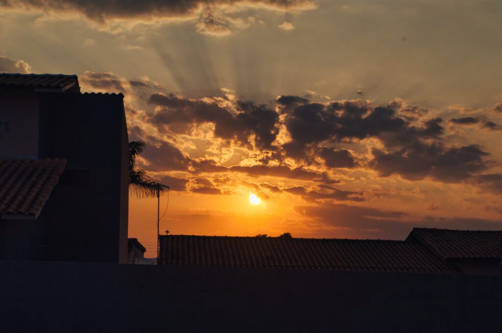 Com o avançar da alvorada, o céu se transforma em uma tela viva, tingida com matizes de laranja que se fundem suavemente com as nuvens. Este espetáculo cromático sinaliza o começo de um novo dia. A interação entre luz e sombra, desdobrando-se no horizonte, nos convida a contemplar a transitoriedade da beleza natural e a ponderar sobre as inúmeras oportunidades, um nascer do sol, que cada novo dia oferece.