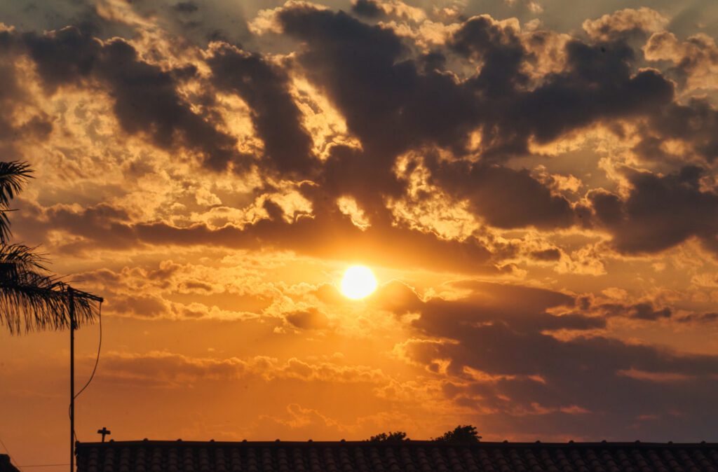 O amanhecer de hoje foi recebido por um véu de nuvens, criando uma atmosfera carregada de expectativa e promessa. Essa cobertura celeste, muitas vezes interpretada como um prenúncio de mudança, traz consigo a possibilidade de chuva, refrescando a terra e renovando a esperança de um novo começo. As nuvens, com sua presença imponente e constante transformação, são um lembrete da natureza efêmera do tempo e da constante evolução do nosso mundo.