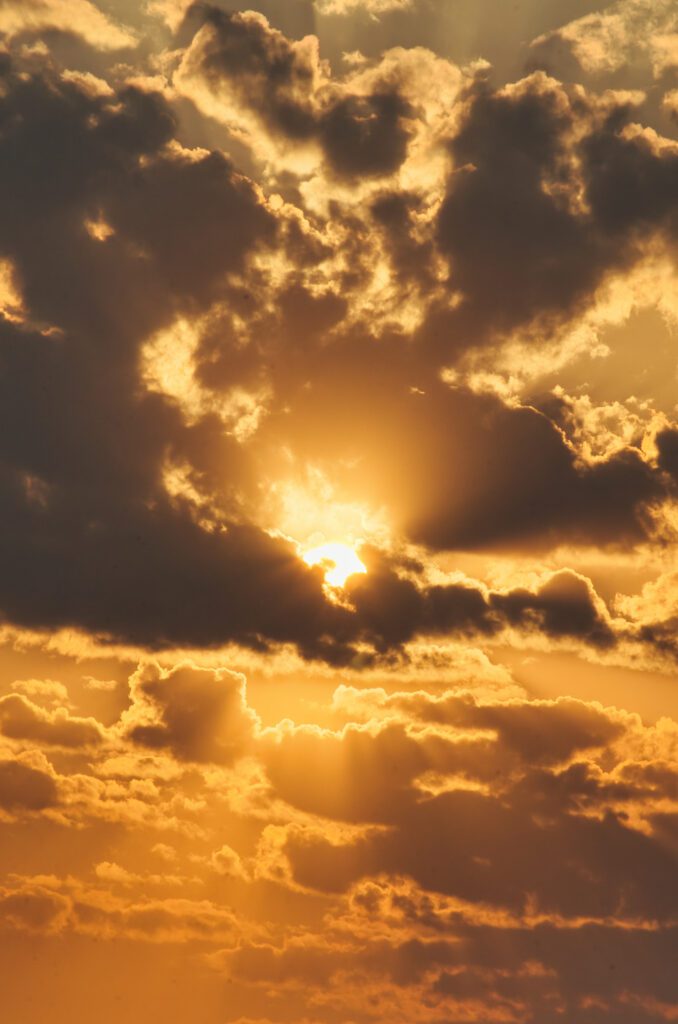 As nuvens escuras tentavam encobrir a aurora, mas os raios do sol e sua beleza do nascer do sol encontraram brechas para continuar seu caminho.