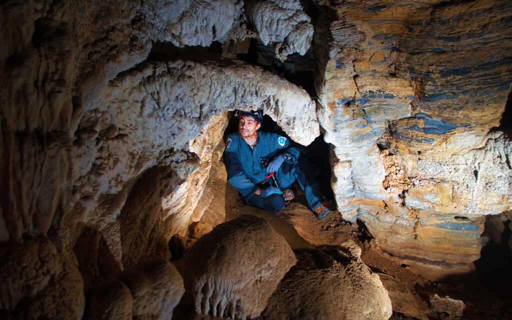 Ao chegar em uma caverna, a iluminação desempenha um papel crucial em definir a atmosfera do lugar. Com a luz da lanterna cortando a escuridão densa, cada feixe ilumina formações rochosas e revela estalactites e estalagmites, criando sombras dramáticas e fascinantes.