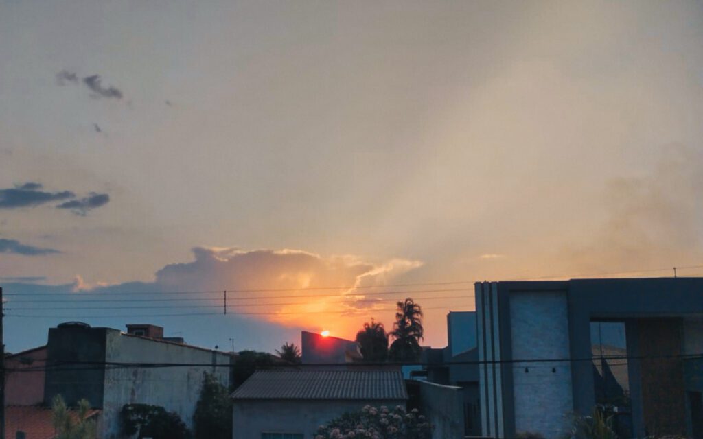 O crepúsculo é marcado pelo espetáculo de cores que bailam no céu.