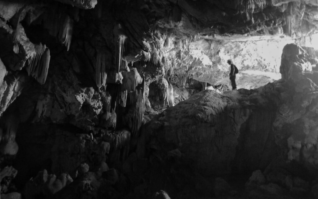Entrar em uma caverna é uma metáfora poderosa para refletir sobre os desafios e as necessidades que enfrentamos ao longo da vida. Assim como em uma exploração de caverna, a jornada pode ser escura e cheia de obstáculos, exigindo coragem, preparação e perseverança.